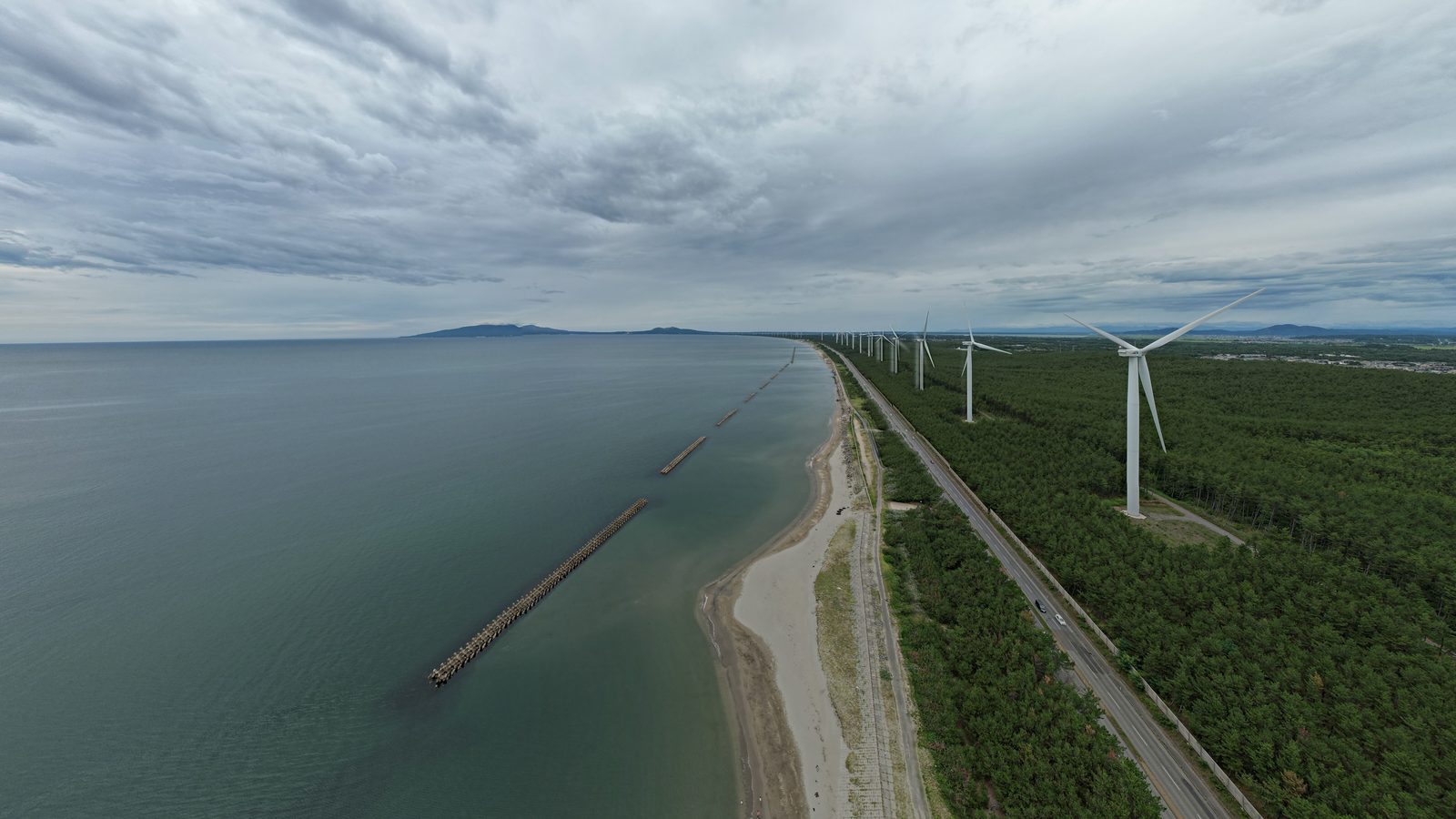 海岸線と風力発電の空撮。「月間カレンダーを最初の画面にした理由」のアイキャッチ画像