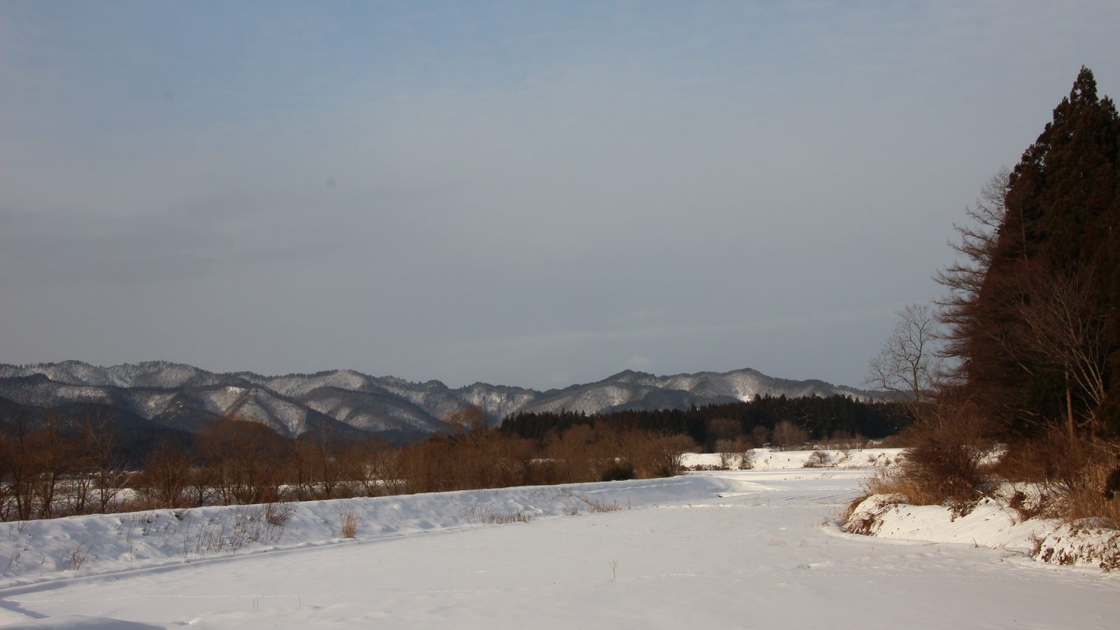 雪原を進む道と山。「音声で予定を追加できるまでの試行錯誤」のアイキャッチ画像